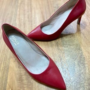 Le Chateau leather pumps in scarlet red